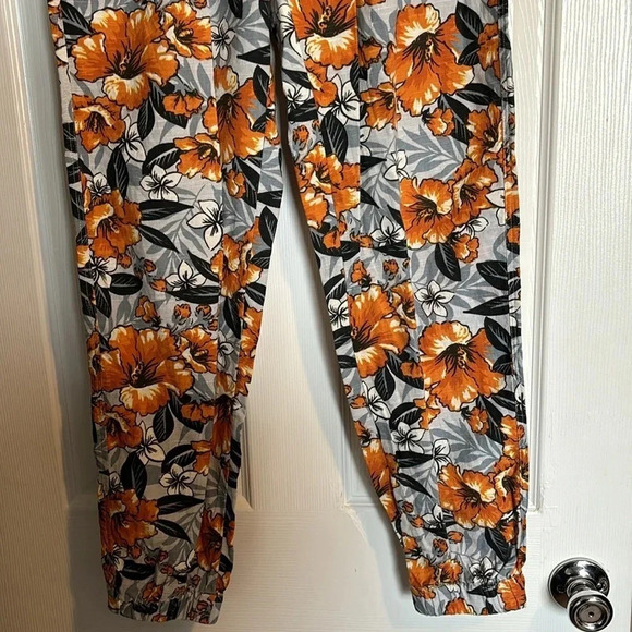 Urban Outfitters women’s gray floral tropical print jogger pants size small - Picture 3 of 11